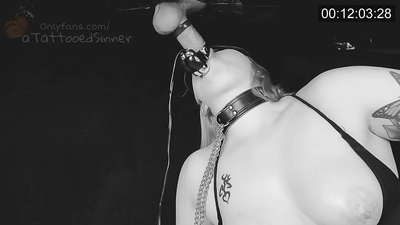 ლამაზი გოგონა შესანიშნავი ძუძუებით დიდების ხვრელში